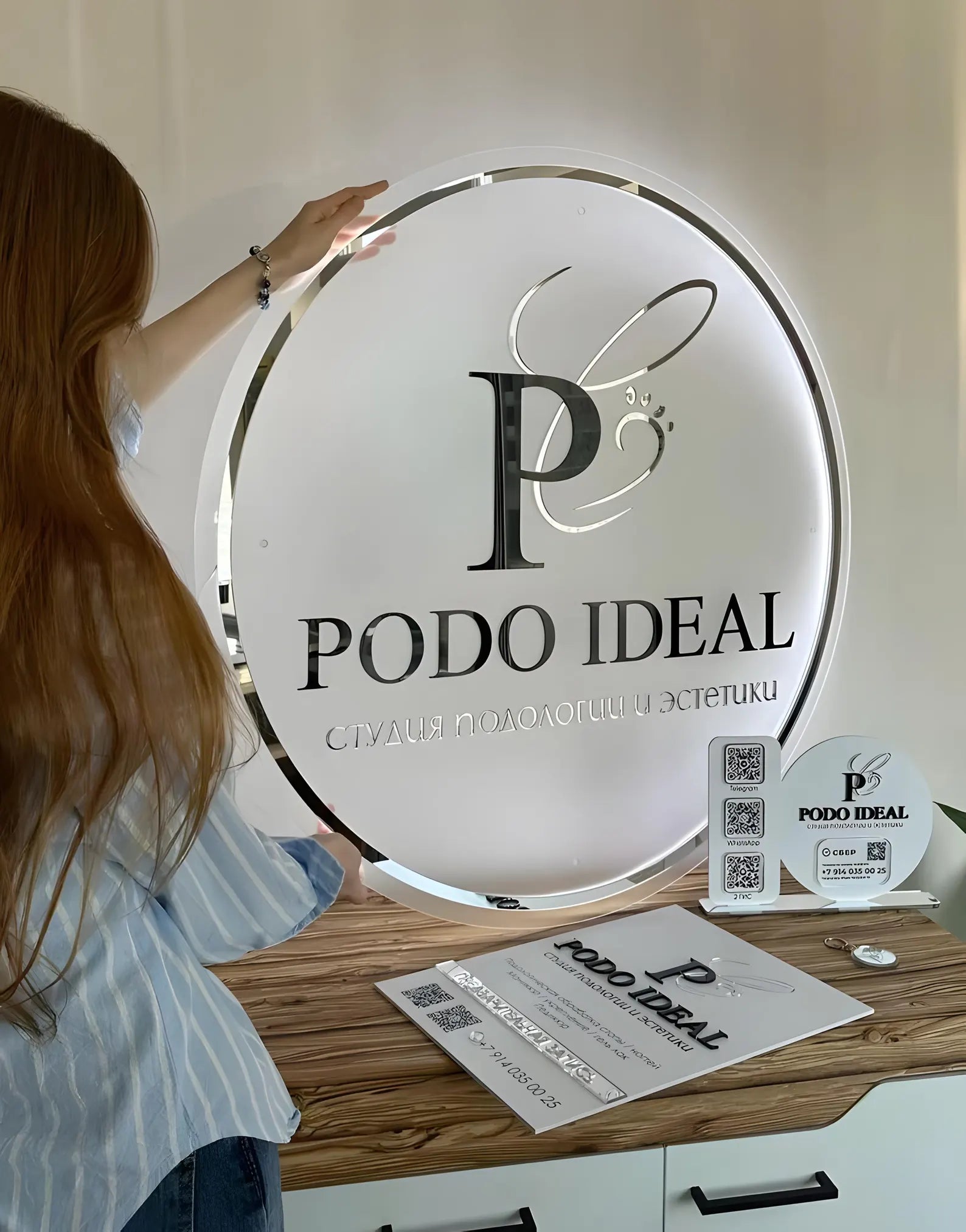 Modern Natural Clear Acrylic Sign with Led Neon Light