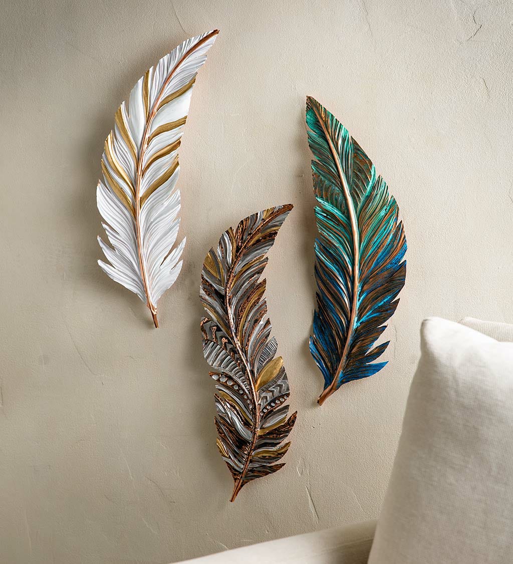 Gorgeous Feather Design Metal Wall Hanging